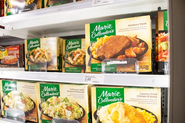 Los Angeles, California, ABD - 03-18-2021: Marie Callender 'ın dondurulmuş yemeklerinin bir kaç kutu manzarası, yerel bir bakkalda sergileniyor.