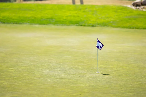 Una Vista Una Pequeña Bandera Sobre Agujero Una Zona Verde — Foto de Stock