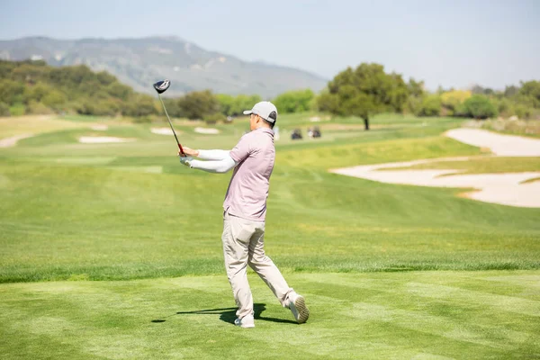 Kilátás Egy Férfi Golfozó Gyakorolja Klub Swing Egy Golfpályán — Stock Fotó