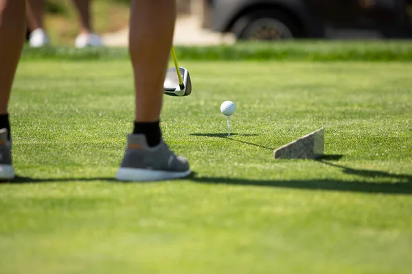 Golf Sopasını Golf Sahasında Sallamaya Hazırlanan Bir Golfçünün Düşük Açılı — Stok fotoğraf