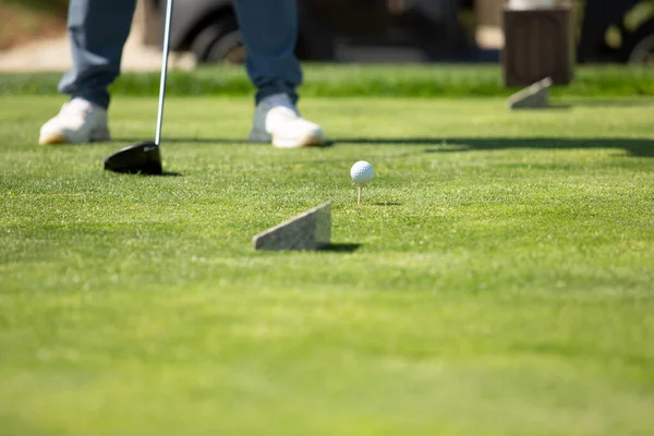 Utsikt Golfspiller Som Forbereder Seg Svinge Kølla Golfball – stockfoto