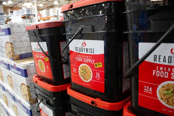 Los Angeles, California, ABD - 04-06-2021: Readywise Emergency Food Supply 'nin birkaç kova manzarası, yerel bir büyük market mağazasında sergileniyor.