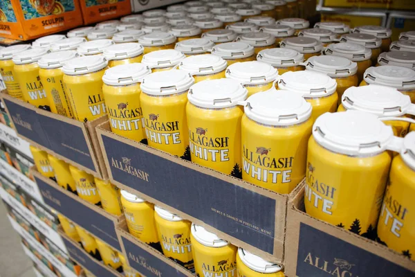 Los Angeles, California, ABD - 04-06-2021: Yerel büyük bir markette sergilenen birkaç Allagash White bira kutusu paketi manzarası.