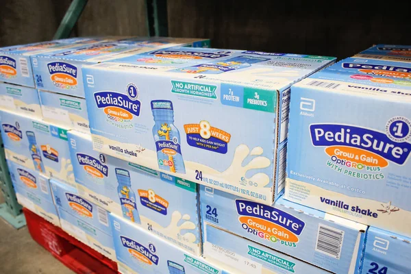 Tustin, Kaliforniya / ABD - 02 / 08 / 2020: PediaSure Grow ve Gain çocuklarının beslenme içecekleri yerel bir büyük market vitrininde sergileniyor.