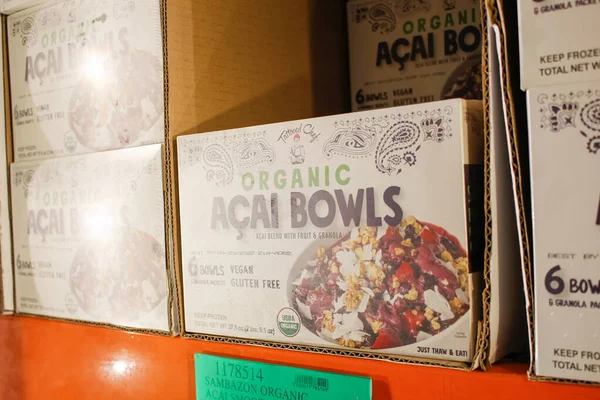 Los Angeles, California, ABD - 04-06-2021: Yerel büyük bir markette sergilenen dövmeli şefin dondurulmuş acai kaseleri manzarası.