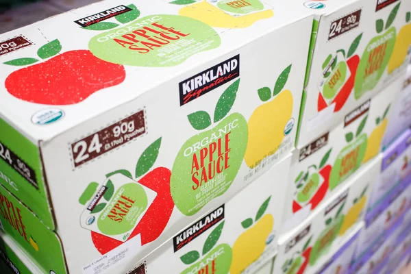 Los Angeles, California, ABD - 04-06-2021: Kirkland İmza Organik Elma Sosu 'nun yerel bir Costco' da sergilendiği birkaç vakanın görüntüsü.