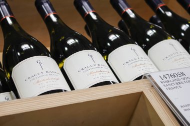 Los Angeles, Kaliforniya / ABD - 07 / 01 / 2020: Craggy Range sauvignon blanc 2020 'nin birkaç şişe görüntüsü, yerel bir büyük market vitrininde sergileniyor.