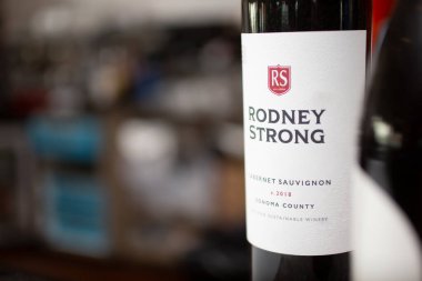 Los Angeles, California, ABD - 08-24-2021: Yerel bir restoranda sergilenen bir şişe Rodney Strong Cabernet Sauvignon 2018 şarabının yakından görüntüsü.