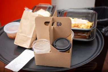 Los Angeles, California, ABD - 10-02-2021: Bir restoran mutfağındaki bir tepsi dolusu konteynır ve içecek taşıyıcısının görüntüsü.