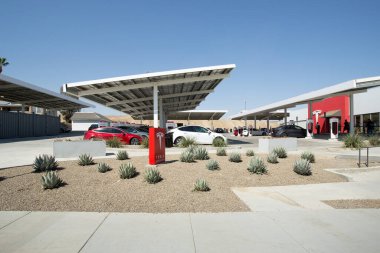 Kettleman City, California, ABD - 09-08-2021: Tesla Supercharger istasyonunun geniş açılı görüntüsü.