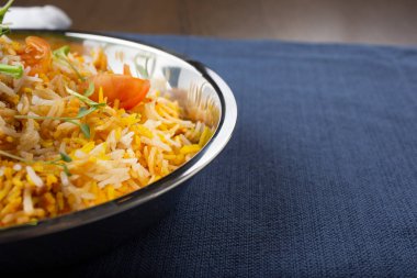 Restoranda ya da mutfak ortamında bir kase hindistanlı tavuk biryani yakın çekim görüntüsü..