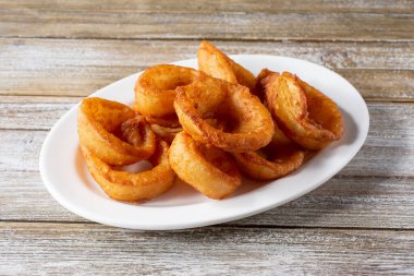 Bir tabak soğan halkası manzarası.