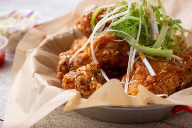 Kore usulü kızarmış tavuk sepeti yakın çekim görüntüsü..