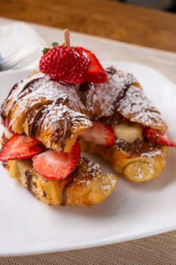 Çikolatalı fındıklı meyveli kruvasan sandviçi..