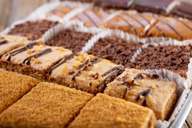 Bir tepsi çeşit çeşit Ermeni kekinin yakın çekim görüntüsü.