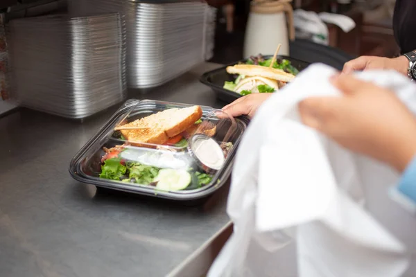Restoran Mutfağında Yiyecek Konteynırı Hazırlamaya Hazırlanan Bir Çalışanın Görüntüsü — Stok fotoğraf