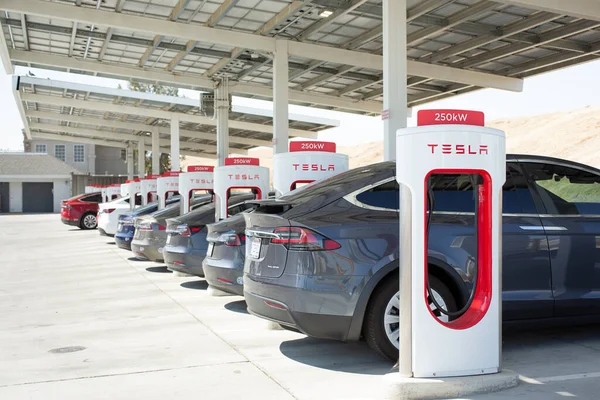 Kettleman City, California, ABD - 09-08-2021: Tesla Superşarj istasyonunda bir sıra Tesla aracının şarj oluşunun görüntüsü.