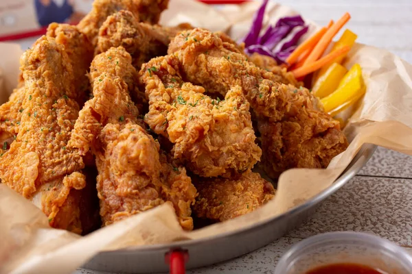 Крупный План Блюда Корейской Жареной Курицы — стоковое фото