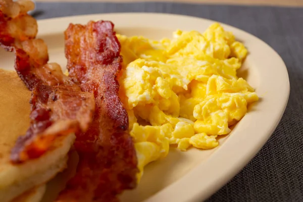 Una Vista Primer Plano Plato Desayuno Con Tiras Tocino Huevos —  Fotos de Stock