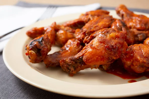 Een Close Van Een Bord Buffelvleugels Een Restaurant Keuken — Stockfoto