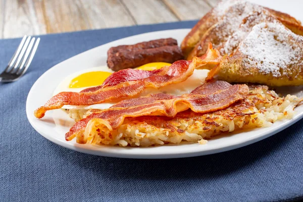 Una Vista Plato Desayuno Francés Tostado Con Huevos Soleados Tiras —  Fotos de Stock