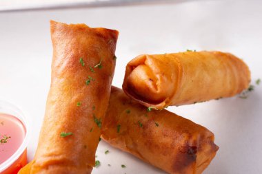 Bir restoranda ya da mutfak ortamında üç yumurta rulosunun yakın çekimi..