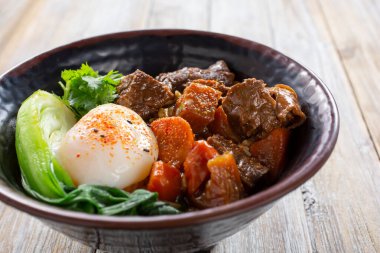 Tayvan pilav kasesi manzarası. İçinde sığır güveci, haşlanmış yumurta ve bebek kakası var..