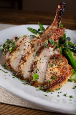 Bir tabak domuz pirzolası, bir restoranda ya da mutfak ortamında.