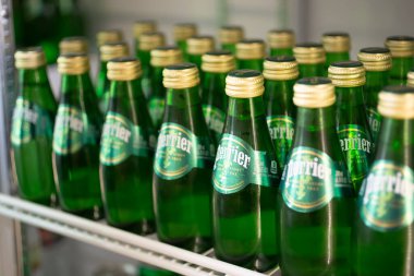 Los Angeles, California, ABD - 10-25-2021: Perrier maden suyu şişeleriyle dolu ticari sınıf bir buzdolabı manzarası, yerel bir bakkalda.