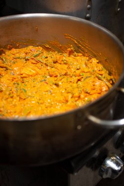 Hint köri türüyle dolu büyük bir saksı manzarası..