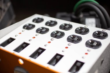 Bir elektrik dağıtım kutusu görüntüsü.