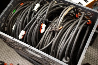 Los Angeles, California, ABD - 07-15-2021: Plastik bir sandığın içindeki birçok sarılı ağır elektrik aydınlatma kablolarının görüntüsü.