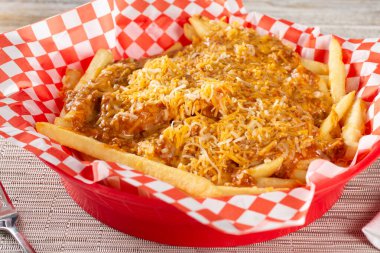 Bir sepet acılı peynir kızartması manzarası..