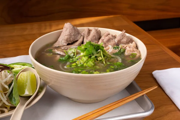 Uitzicht Een Pho Soepkom Met Plak Rundvlees Een Restaurant Keuken — Stockfoto