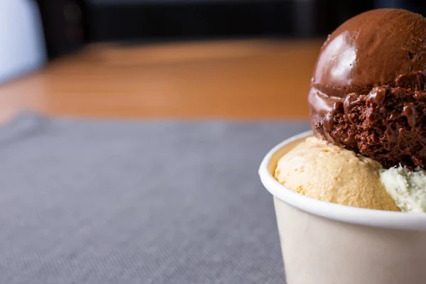 Una Vista Cerca Una Taza Cucharadas Helado Cortadas Lado Derecho — Foto de Stock