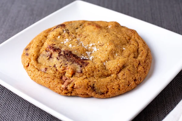レストランやキッチンでのチョコレートチップクッキーのクローズアップビュー — ストック写真