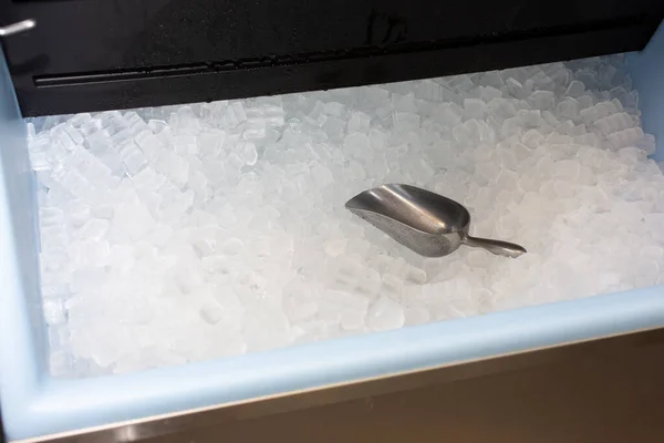 Una Vista Una Cuchara Metal Dentro Una Máquina Hielo Completamente — Foto de Stock