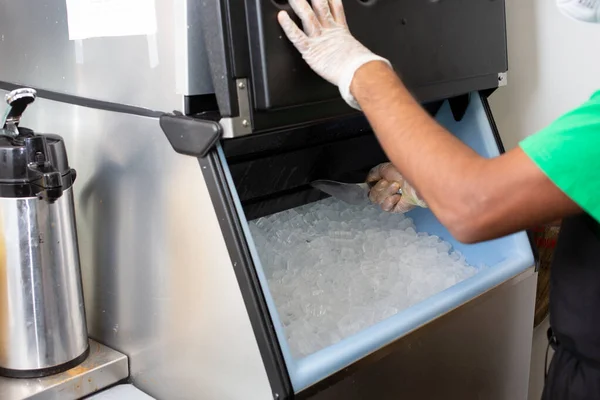 Vue Employé Qui Sort Glace Une Machine Glaçons Dans Restaurant — Photo