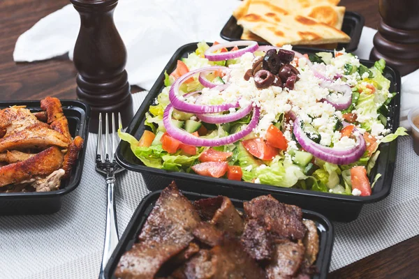 Άποψη Ενός Μίγματος Μεσογειακού Γεύματος Ελληνική Σαλάτα Κρέας Σάβαρμα Και — Φωτογραφία Αρχείου