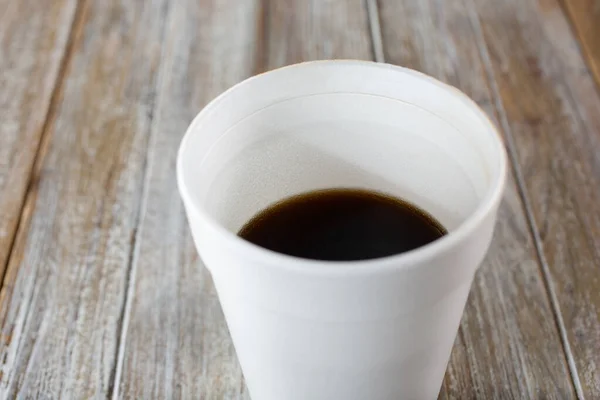 Крупный План Черного Кофе Внутри Кружки Белого Пенопласта — стоковое фото