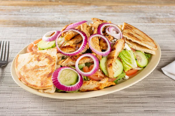 View Grilled Chicken Mediterranean Salad — Stock Photo, Image