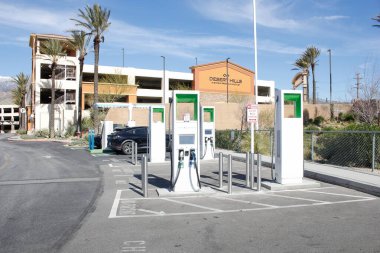 Cabazon, California, ABD - 01-26-2022: Desert Hills Premium AVM 'sinde yer alan bazı elektrikli araç şarj istasyonlarının görüntüsü.