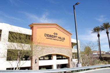 Cabazon, California, ABD - 01-26-2022: Desert Hills Premium AVM için sokak önü park yeri tabelası manzarası.