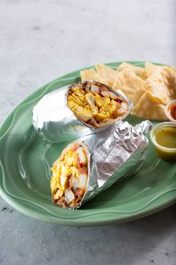 Tabağa istiflenmiş kahvaltılık burrito manzarası.