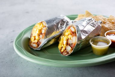 Kahvaltı burrito tabağı manzarası.