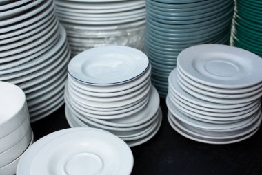 Birkaç tabak ve tabak yığını manzarası.