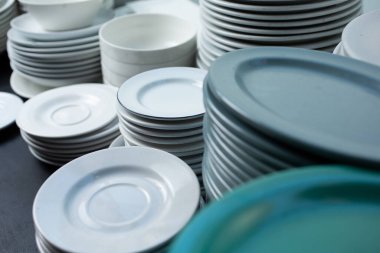 Birkaç tabak ve tabak yığını manzarası.