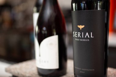 Los Angeles, Kaliforniya, ABD - 08-24-2021: Yerel bir restoranda sergilenen bir şişe Seri Cabernet Sauvignon şarabı 2018 manzarası.