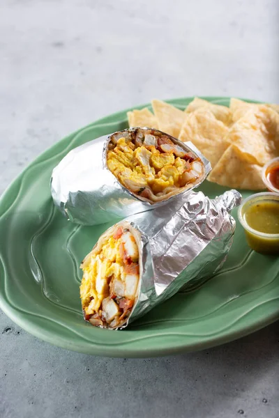 Una Vista Burrito Desayuno Apilado Plato —  Fotos de Stock