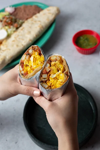 Una Vista Las Manos Sosteniendo Burrito Desayuno —  Fotos de Stock